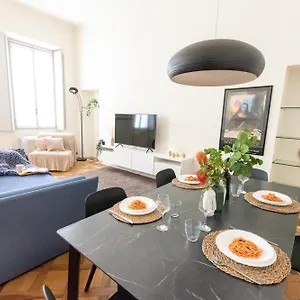 Apartment Luxury Near Duomo Italia 38, Milan